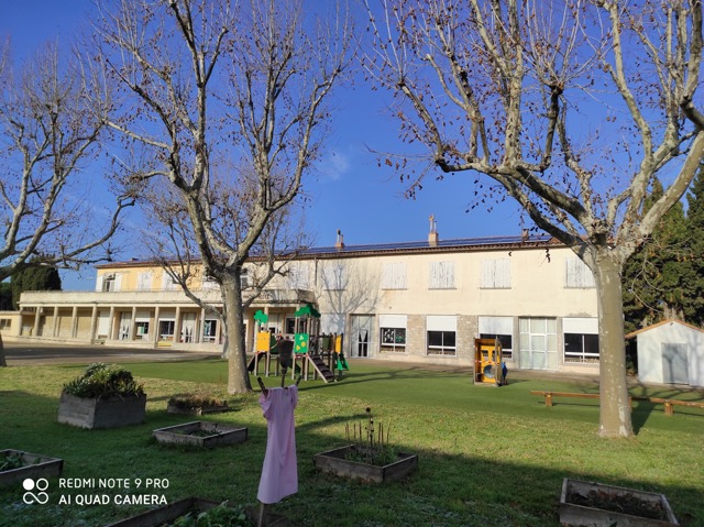 toit vu de la cours d'école.